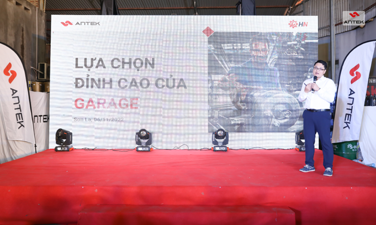 Đại diện Antek đang thuyết trình về những đặc điểm của sản phẩm và chính sách kinh doanh trong khu vực Sơn La