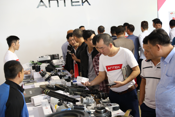 Khách mời tham quan gian hàng và được nhân viên của Antek nhiệt tình giới thiệu về sản phẩm