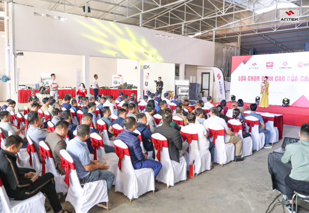 Rất đông khách mời đã nhiệt tình đến tham gia sự kiện