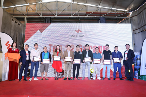 Đại lý Hiếu Nghĩa tặng quà Vinh danh 22 Garage xuất sắc nhất khu vực