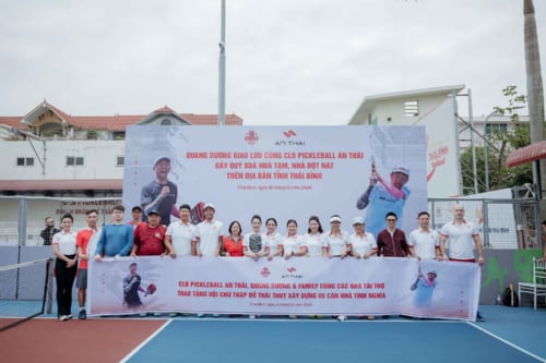 (Hình ảnh các NTT chung tay quyên góp gây quỹ tại sự kiện)