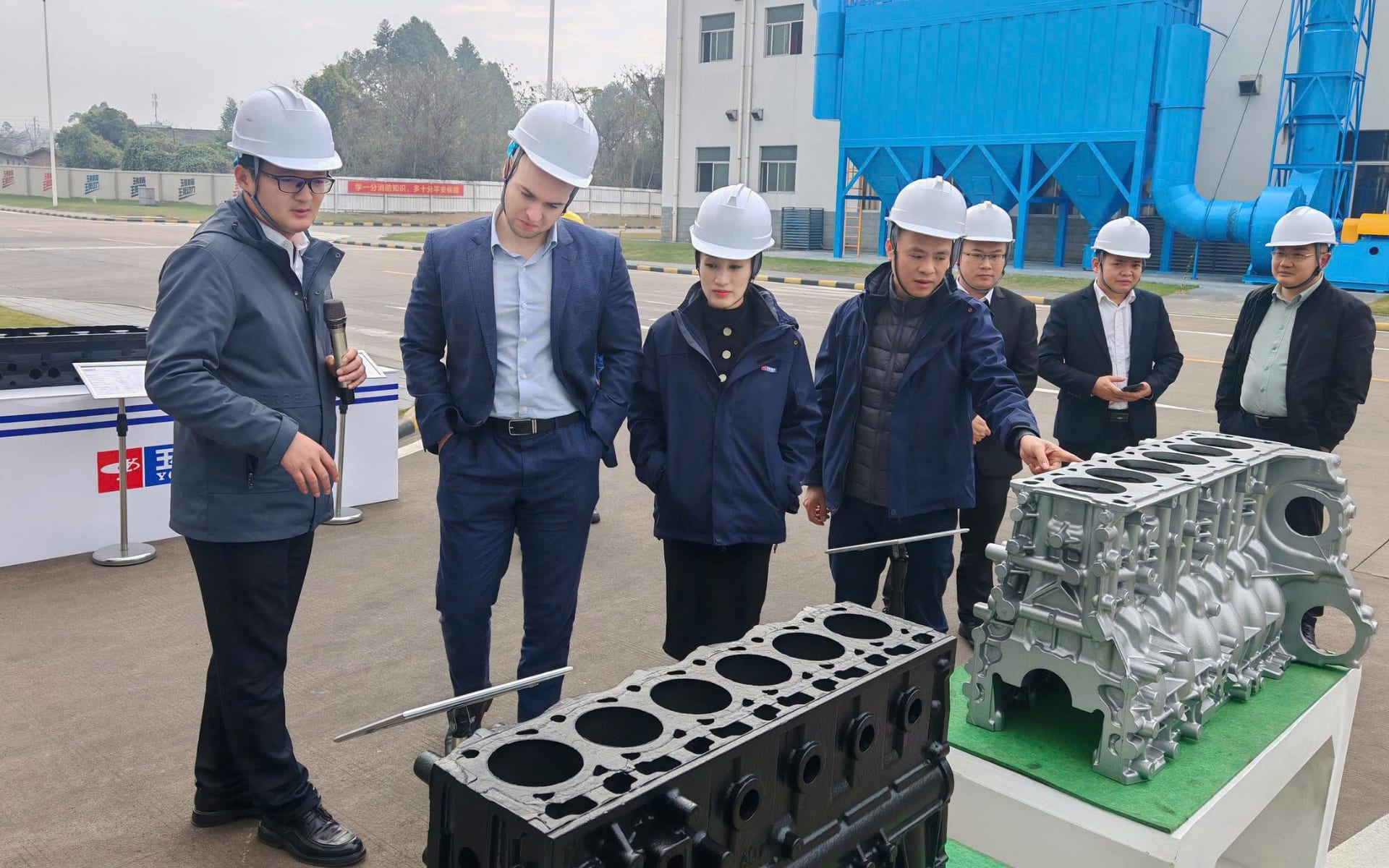 Đại diện tập đoàn Yuchai giới thiệu sản phẩm nổi bật với An Thái