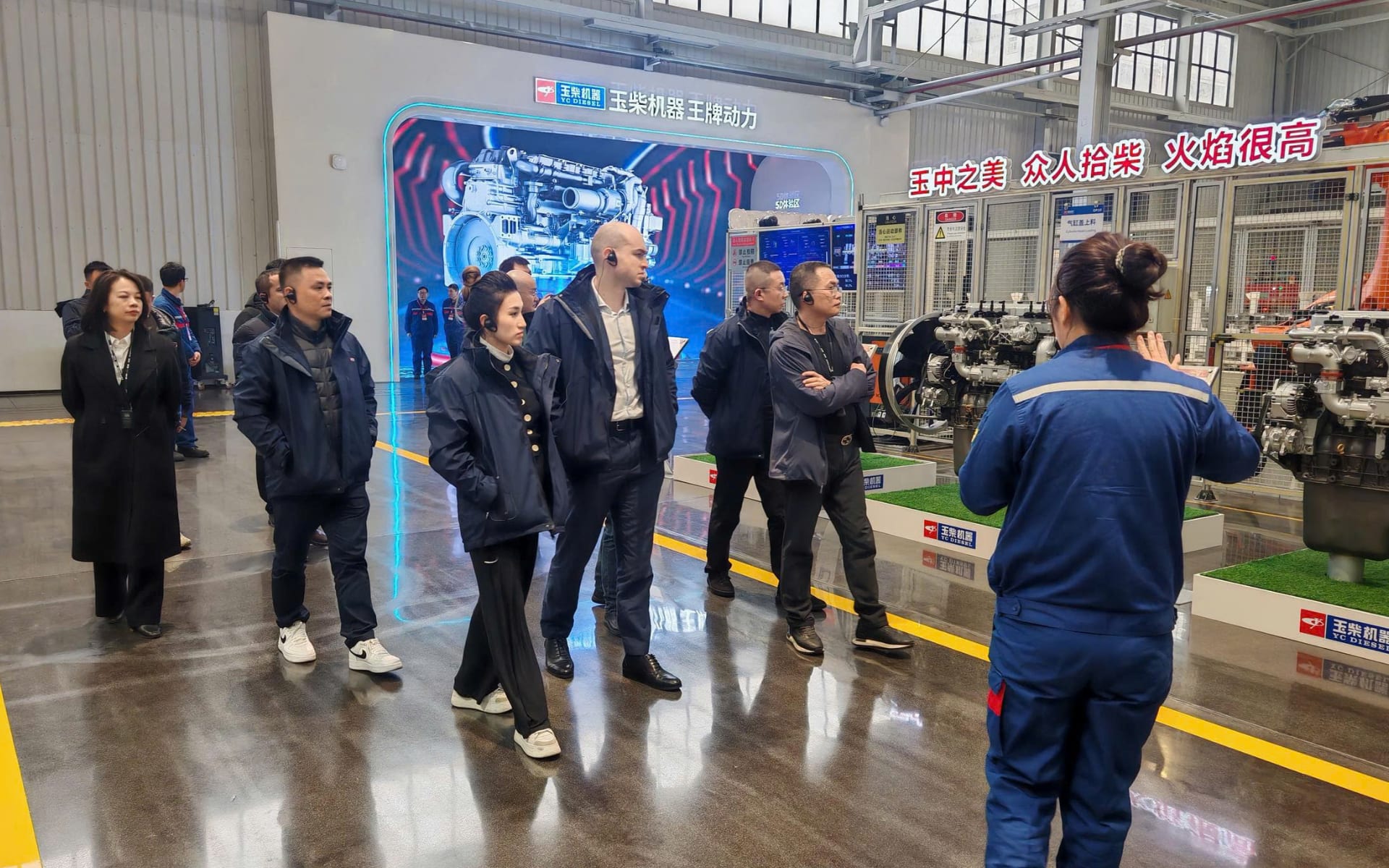 Bà Lương Hương Giang cùng đại diện công ty trực tiếp quan sát và tìm hiểu sản phẩm của tập đoàn Yuchai