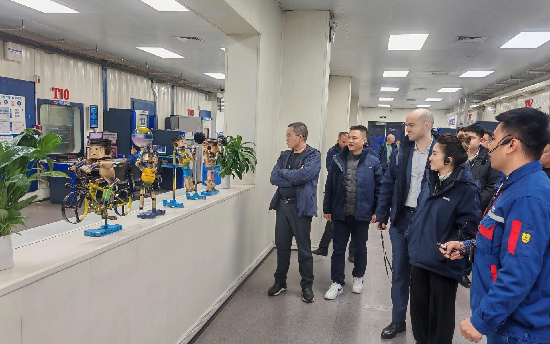 Đại diện tập đoàn Yuchai giới thiệu sản phẩm nổi bật với An Thái