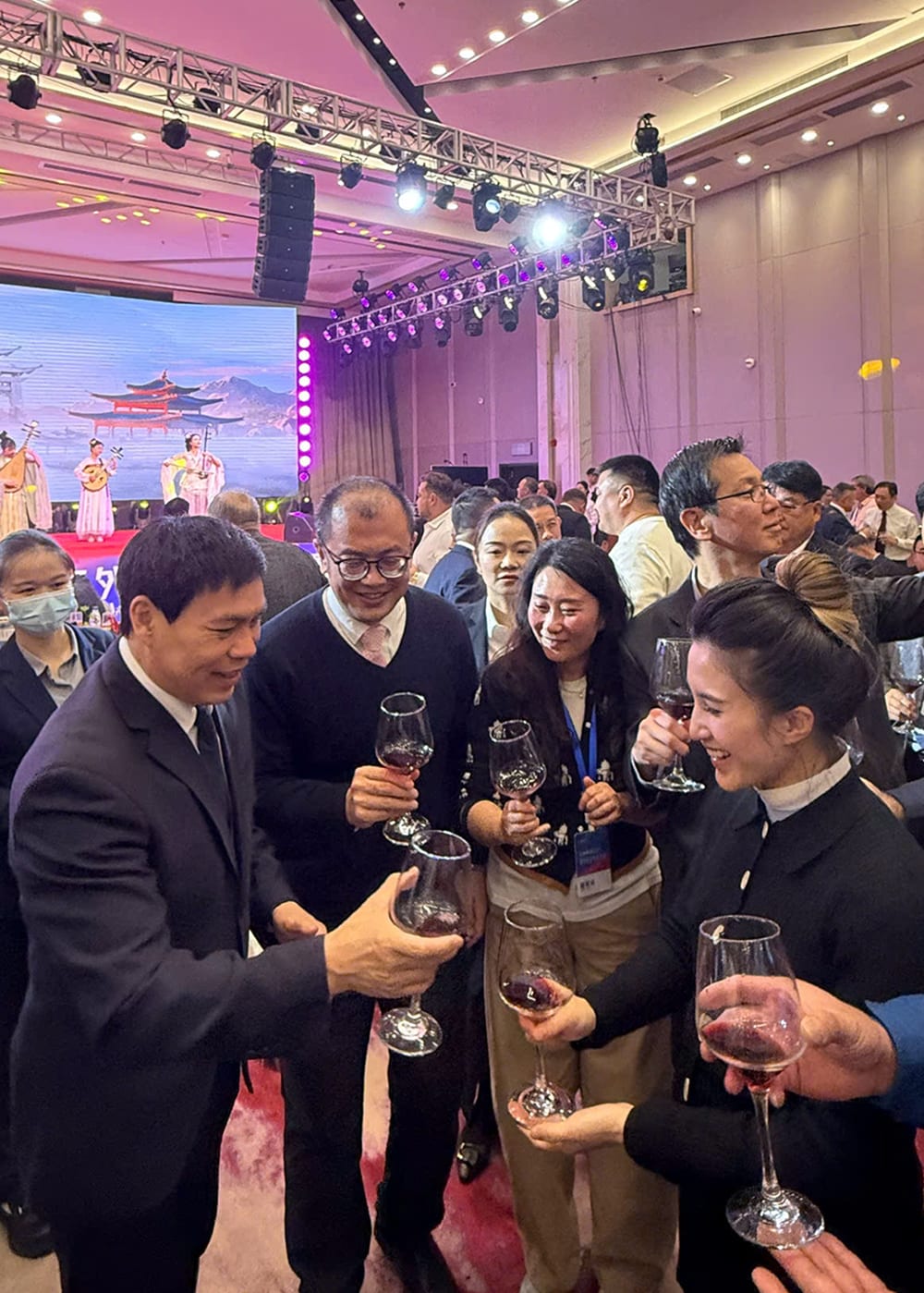 Bà Lương Hương Giang - Phó Tổng Giám đốc Công ty TNHH Cơ khí Ô tô An Thái (ngoài cùng bên phải) và ông Lý Hán Dương - Chủ tịch tập đoàn Yuchai (Ngoài cùng bên trái) cùng uống rượu và trò chuyện