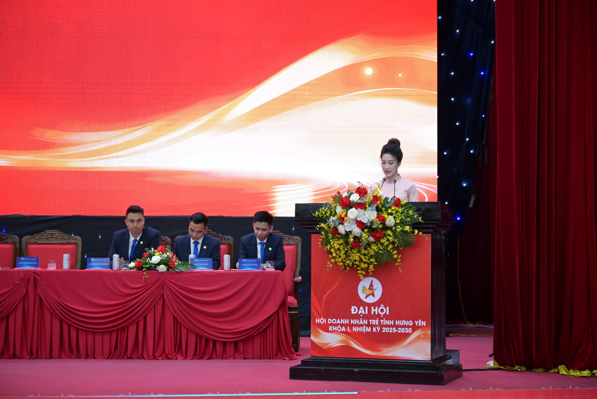 Bà Lương Hương Giang - Phó Chủ tịch Hội Doanh nhân trẻ tỉnh Hưng Yên phát biểu tại Đại hội