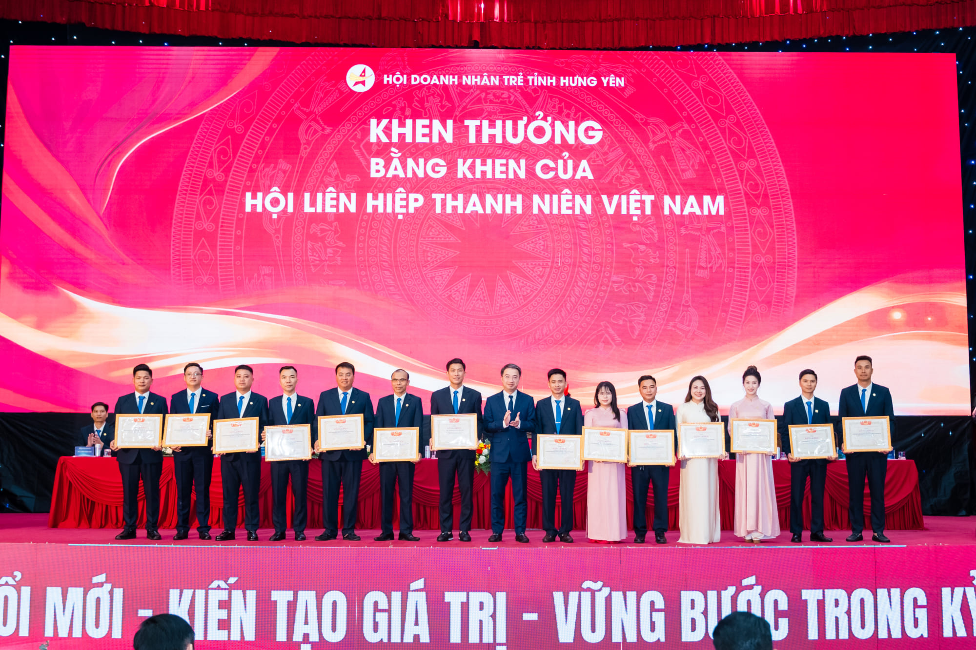 Các đại diện xuất sắc Hội Doanh nhân trẻ tỉnh Hưng Yên nhận bằng khen của Hội liên hiệp Thanh niên Việt Nam