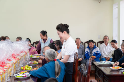 Bà Đào Thị Thanh Xuân - Phó Tổng Giám Đốc Kinh Doanh Công ty TNHH Cơ khí Ô tô An Thái trò chuyện và động viên các cụ tại Trung tâm Bảo trợ Xã hội Thái Bình