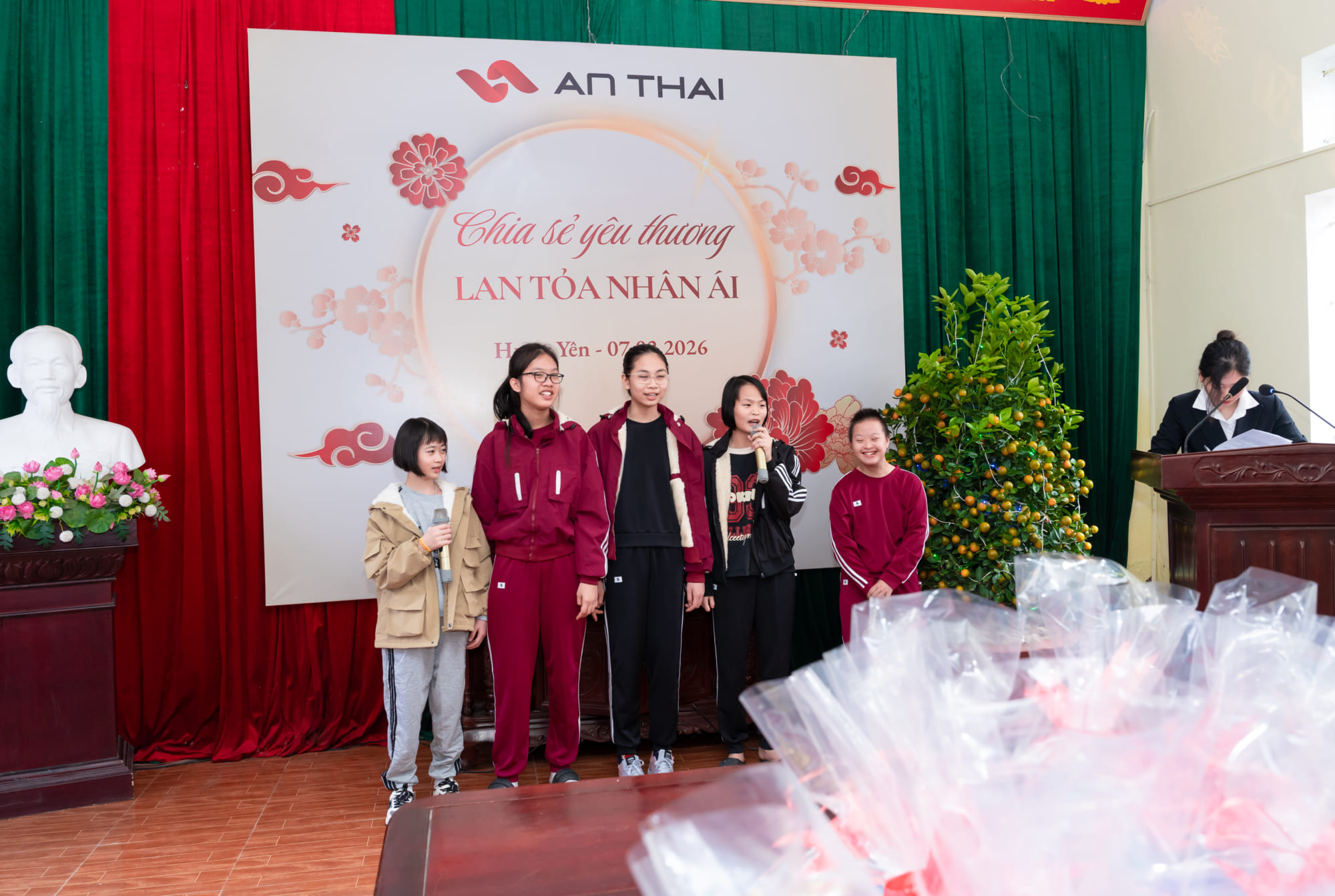 Nụ cười rực rỡ và ánh mắt trong veo của các em thơ khi nhận quà Tết từ An Thái