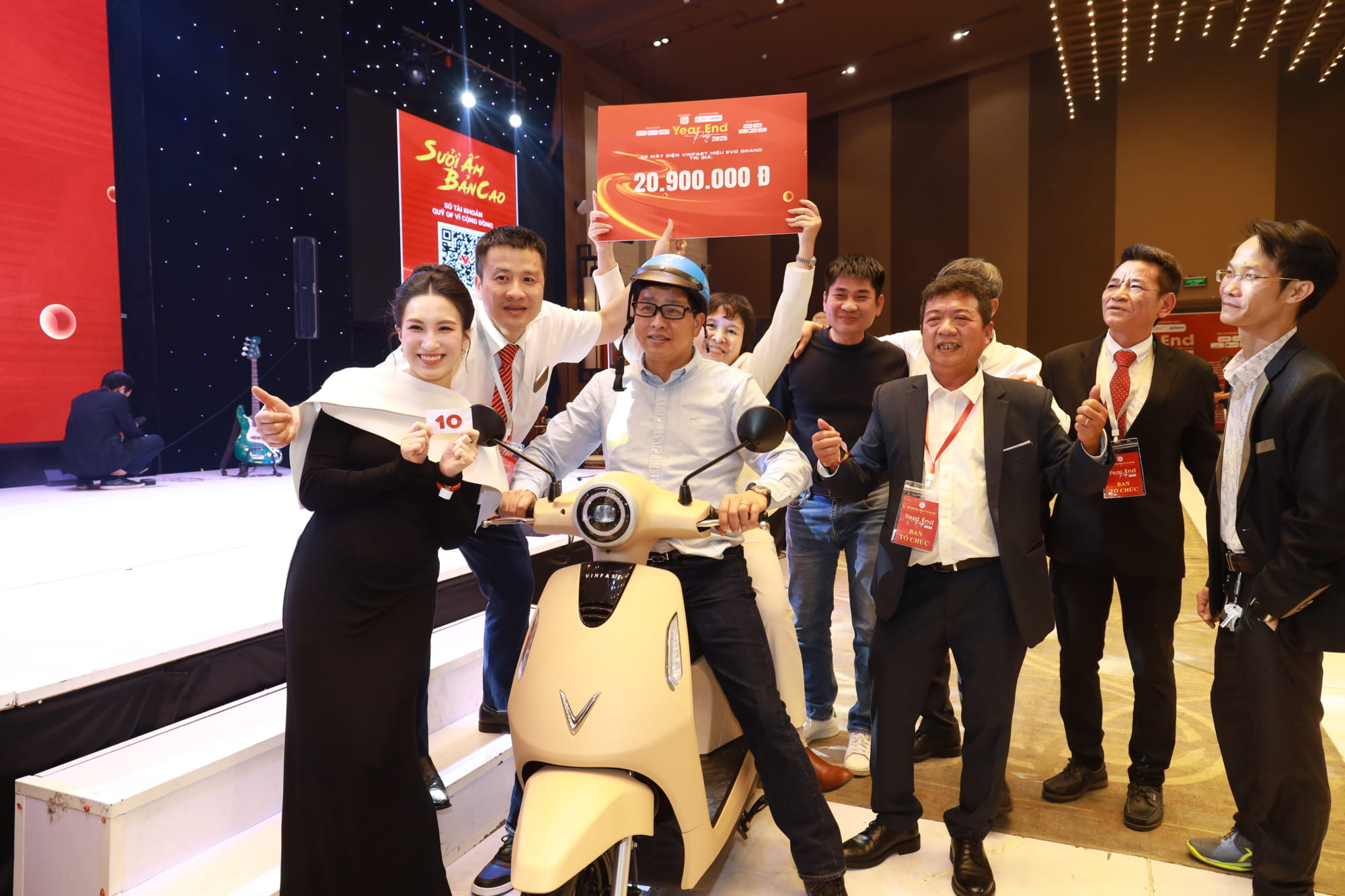 Niềm hân hoan đại diện Hiệp hội khi trao giải đặc biệt cho cá nhân may mắn