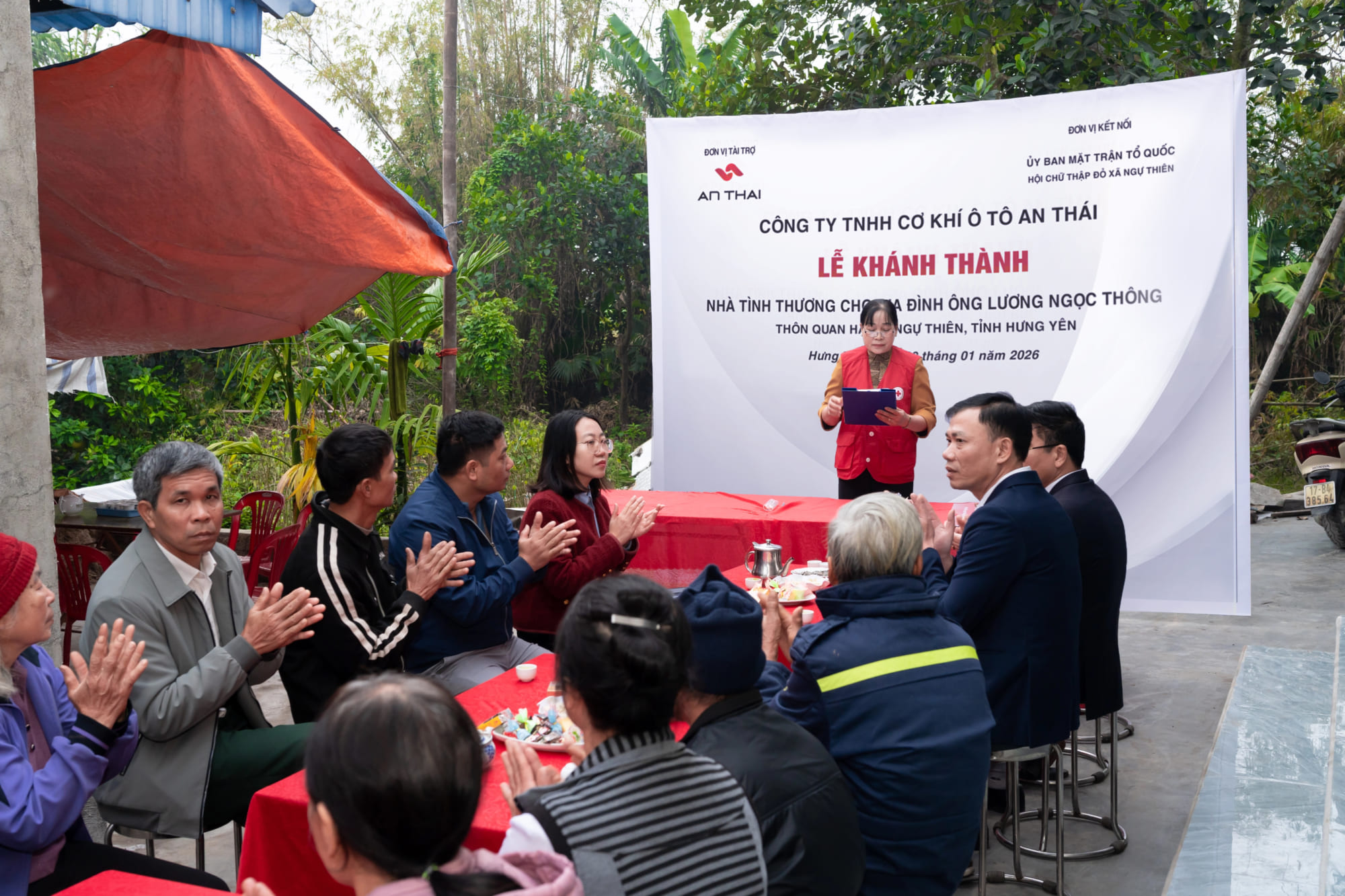 Bà con lối xóm chung vui trong lễ khánh thành nhà tình thương tại Hưng Yên