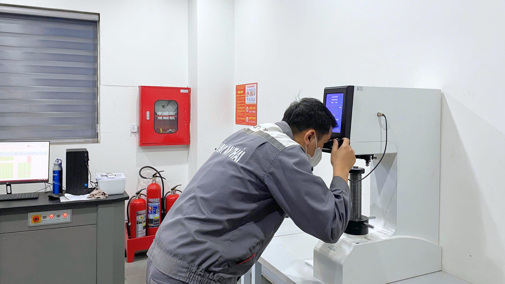 Sau khi quy trình đúc hoàn tất và vật liệu ổn định, sản phẩm tiếp tục trải qua kiểm tra độ cứng từ mẫu cắt tại đáy đúc