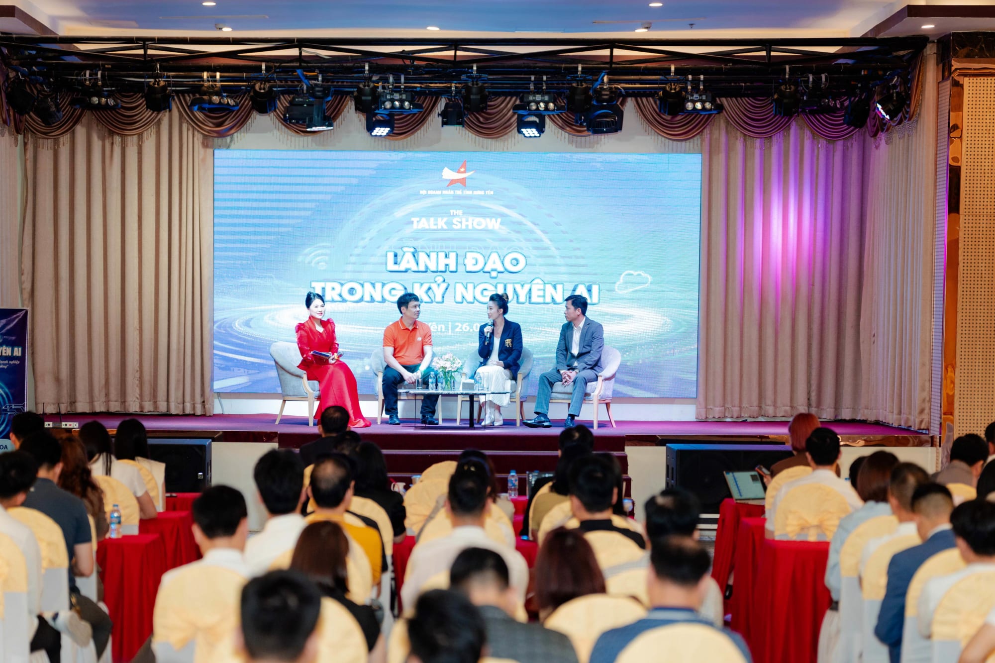 Tọa đàm diễn ra sôi nổi với nhiều ý kiến xoay quanh việc ứng dụng AI trong kinh doanh