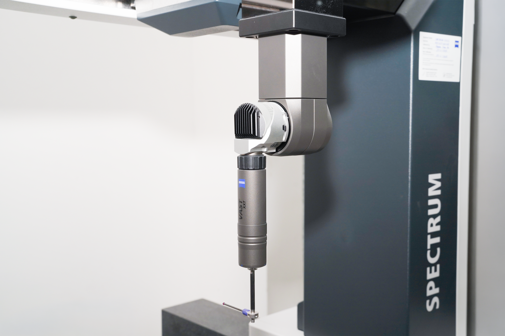 Hệ thống cảm biến đo vận hành theo chương trình cài đặt, tiến hành quét 3D và đo lường các thông số quan trọng