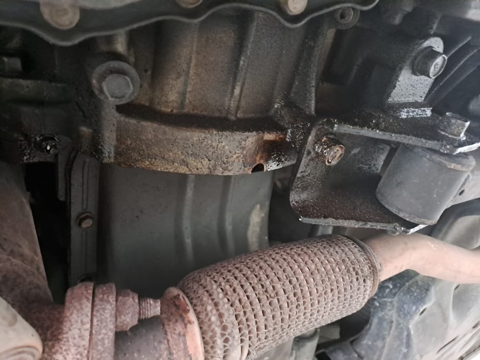 Xe tải bị thấm dầu