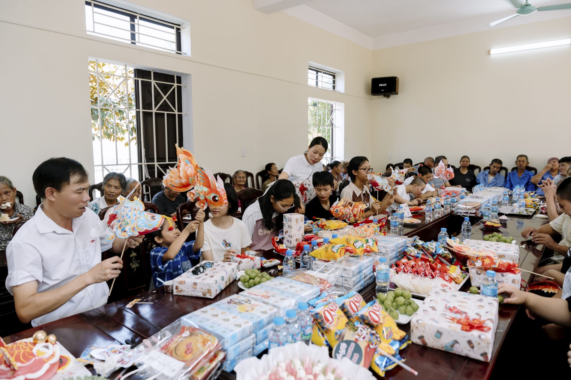 Nụ cười tươi của các em khi nhận quà Trung Thu từ An Thái