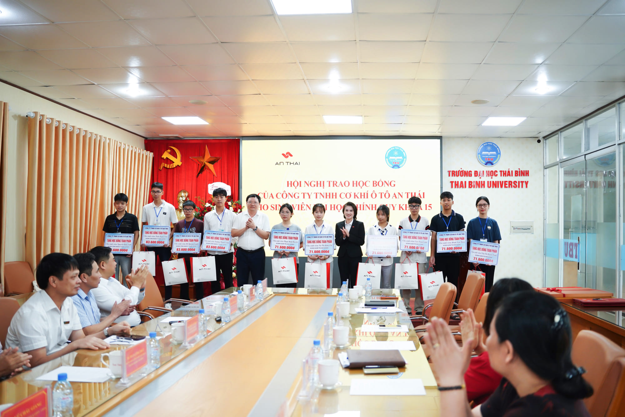 Công ty TNHH Cơ khí Ô tô An Thái trao 10 suất học bổng toàn khóa với tổng giá trị gần 900 triệu đồng cho sinh viên đại học chính quy khóa 15
