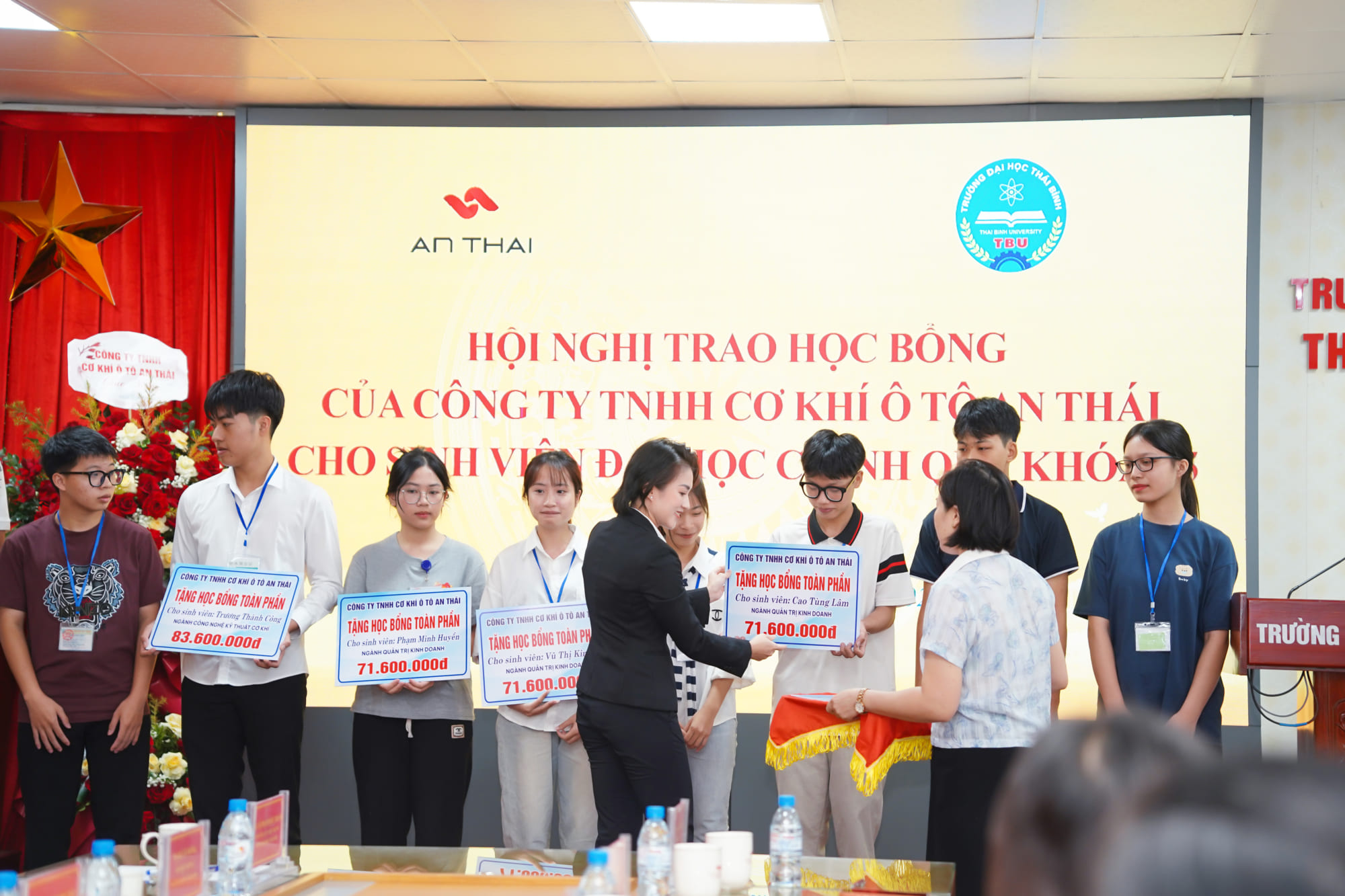 Công ty TNHH Cơ khí Ô tô An Thái trao 10 suất học bổng toàn khóa với tổng giá trị gần 900 triệu đồng cho sinh viên đại học chính quy khóa 15